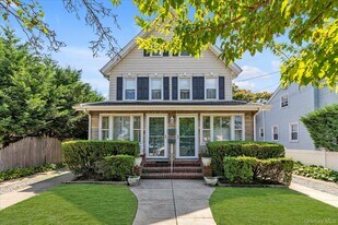 14 Endview Ave in Lynbrook, NY - Building Photo