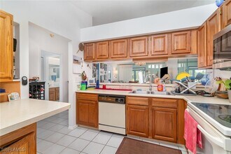 2005 Pine Isle Ln in Naples, FL - Building Photo - Building Photo