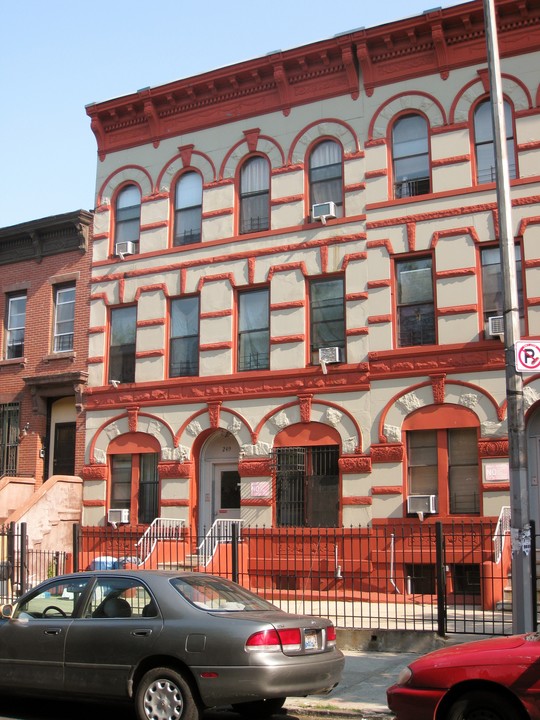 249 Vernon Ave in Brooklyn, NY - Building Photo