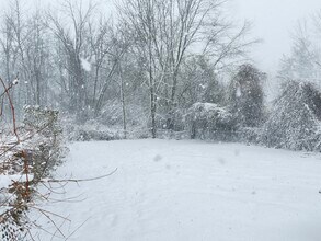 5009 Hopkins Rd in Liverpool, NY - Foto de edificio - Building Photo