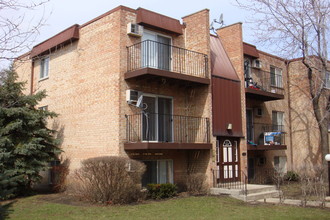 305 Hawthorne Cir in Mount Prospect, IL - Foto de edificio - Building Photo