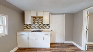 4221 Newark Ave in Cleveland, OH - Foto de edificio - Building Photo