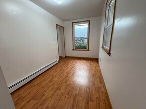 175 Manhattan Ave in Jersey City, NJ - Building Photo - Building Photo