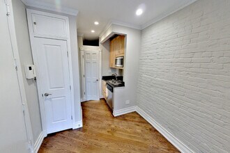 279 E 10th St in New York, NY - Building Photo - Building Photo