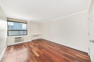 1360 N Sandburg Terrace in Chicago, IL - Building Photo - Building Photo