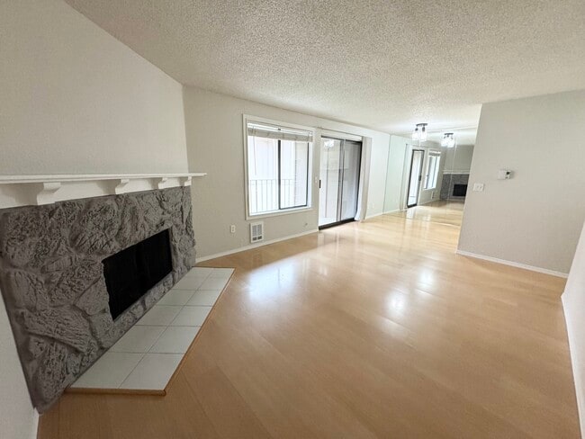 15705 NE 18th St, Unit Casa Hermosa in Bellevue, WA - Foto de edificio - Building Photo