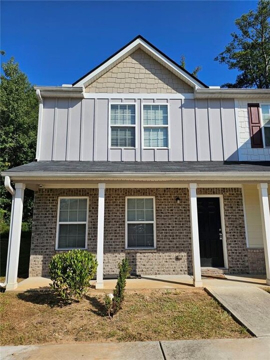 2564 Piering Dr in Stonecrest, GA - Foto de edificio