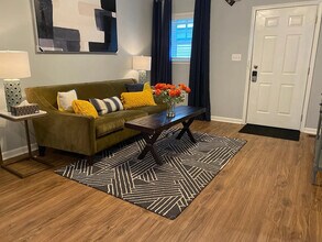 Room in Duplex on Jones Ave NW in Atlanta, GA - Foto de edificio - Building Photo