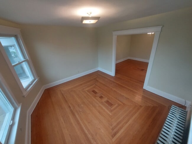 12 East St, Unit 2 in Ansonia, CT - Foto de edificio - Building Photo