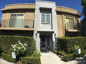 6428 Woodley Ave in Los Angeles, CA - Foto de edificio - Building Photo