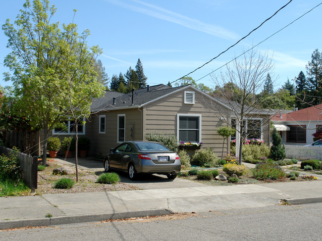 330 2nd St in Healdsburg, CA - Building Photo - Building Photo