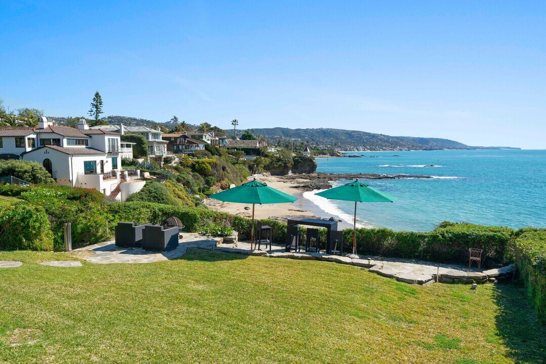 1051 Marine Dr in Laguna Beach, CA - Building Photo