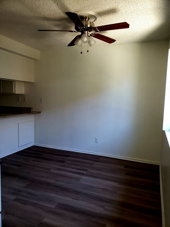 Sunnyside Townhomes in Hesperia, CA - Building Photo - Building Photo