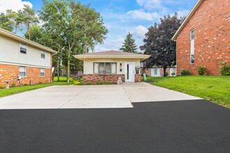 Apple Valley Apartments and Townhomes in Menomonee Falls, WI - Building Photo - Building Photo