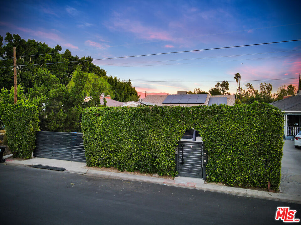 5630 Gentry Ave in Los Angeles, CA - Building Photo