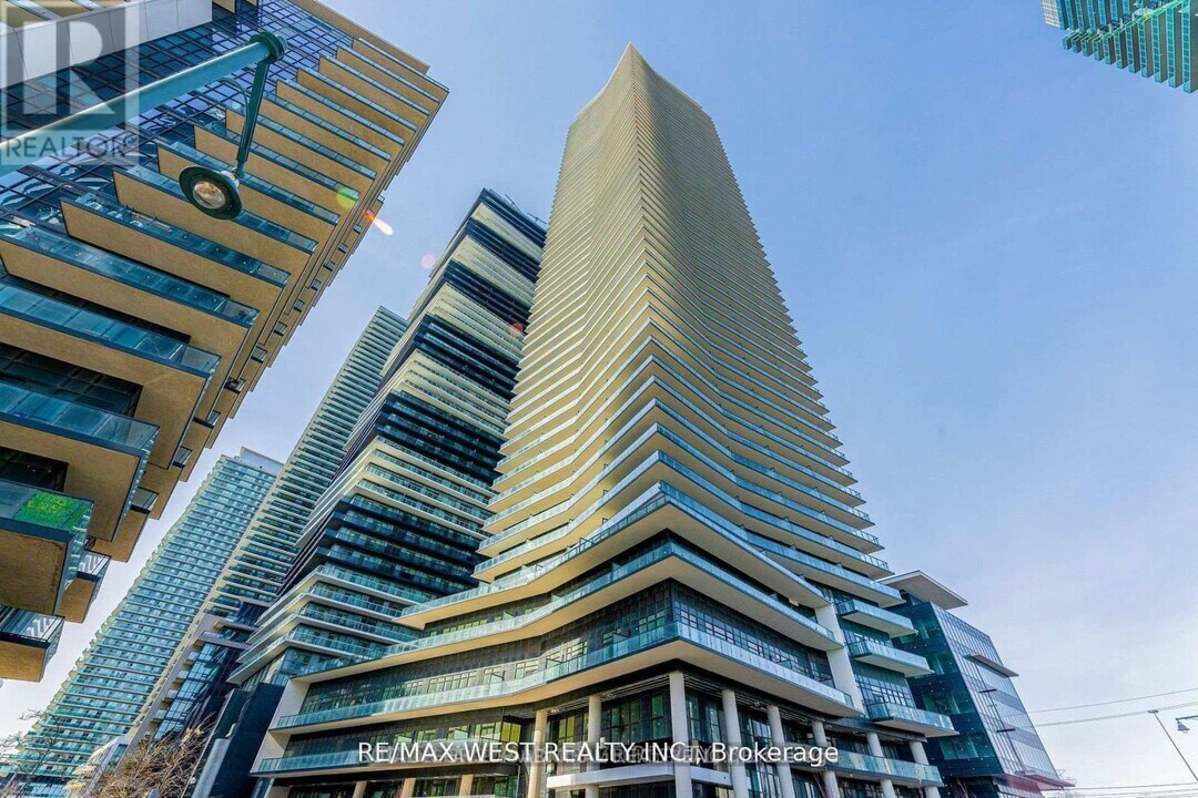 38 Annie Craig Dr in Toronto, ON - Building Photo