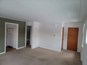 383 East St, Unit 1-Bedroom Apartment in Lenox, MA - Foto de edificio - Building Photo