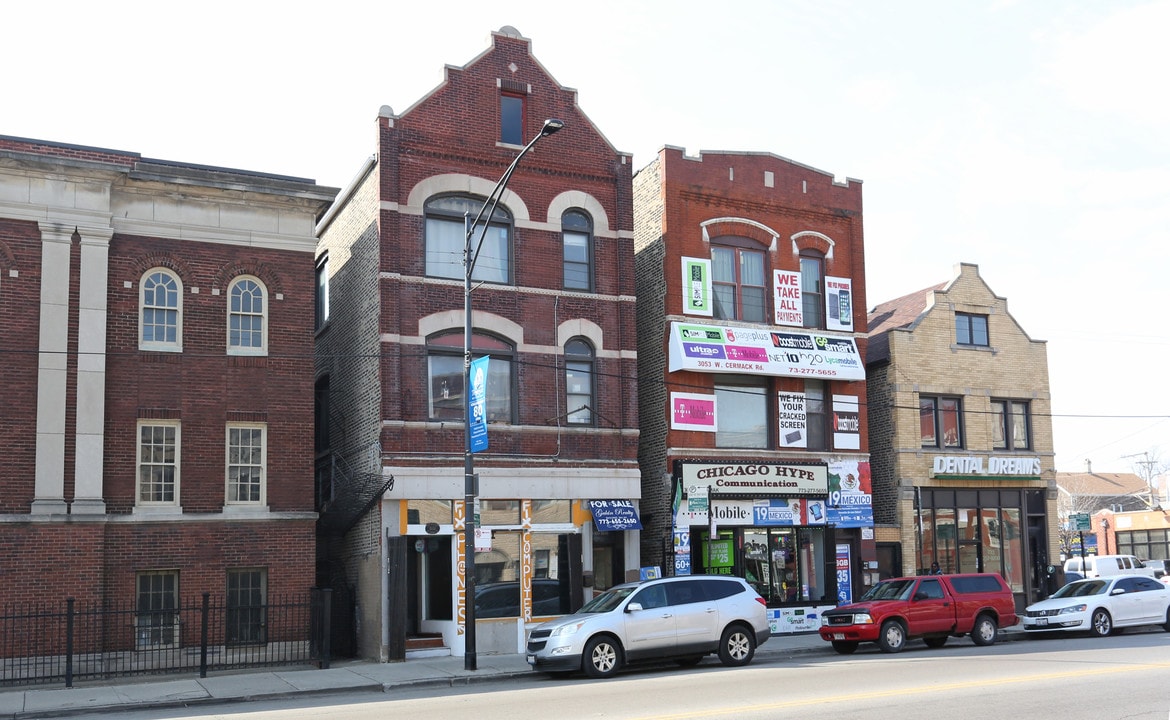 3051 W Cermak Rd in Chicago, IL - Foto de edificio