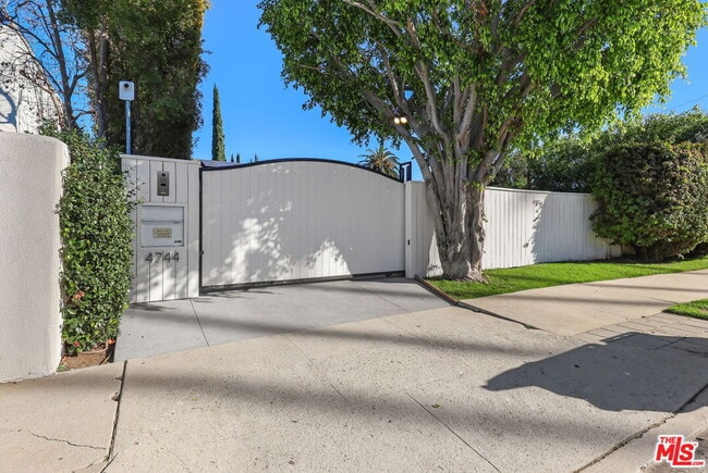 4744 Haskell Ave in Los Angeles, CA - Building Photo - Building Photo