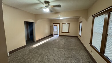 406 S Chicago Ave in Hastings, NE - Foto de edificio - Building Photo