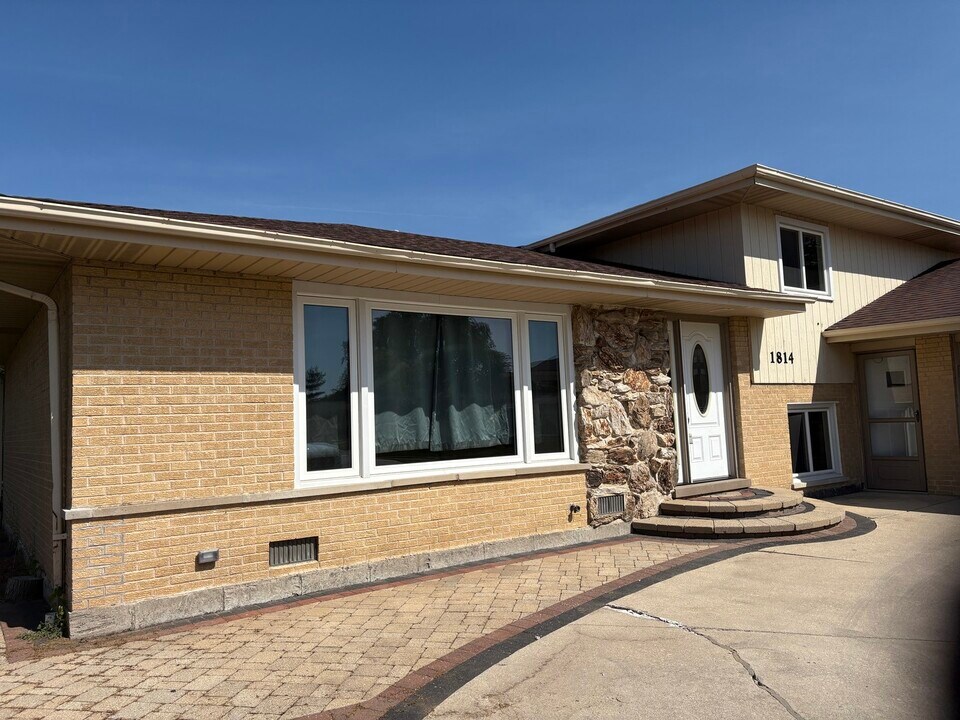 1814 Holly Ave in Darien, IL - Building Photo