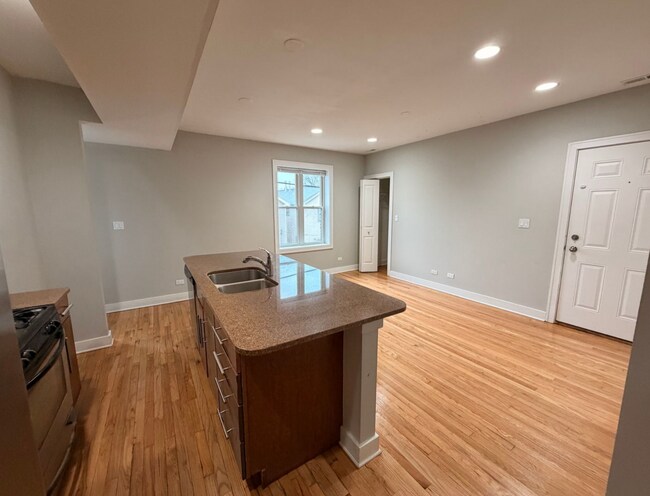 4228 N Whipple St, Unit 2S in Chicago, IL - Foto de edificio - Building Photo