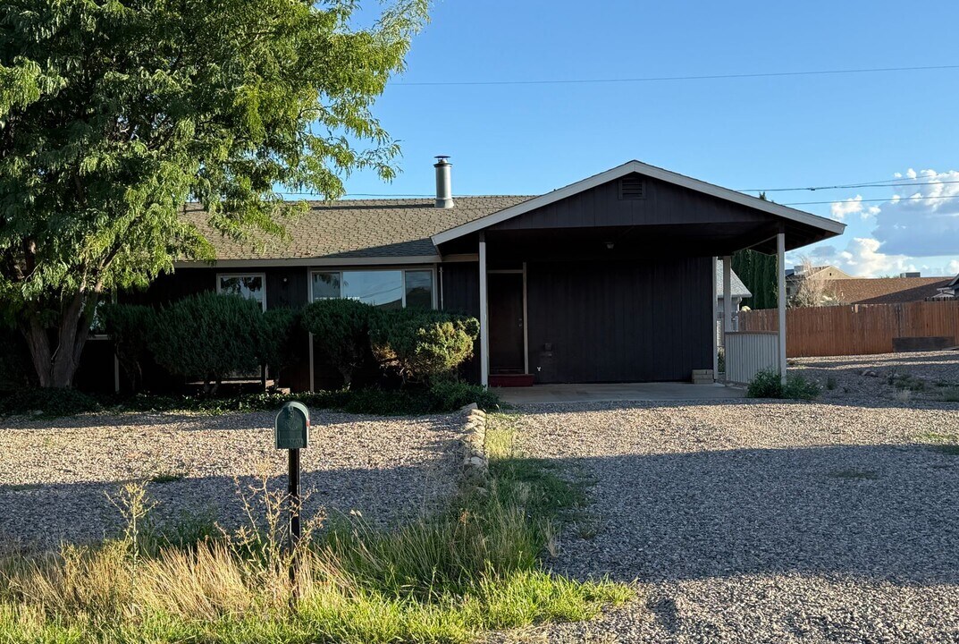 8429 E Manley Dr in Prescott Valley, AZ - Building Photo