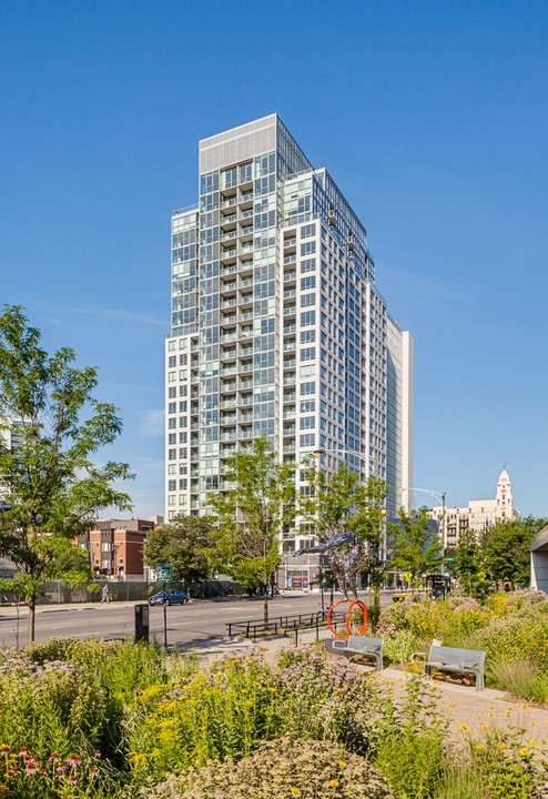 The Hudson in Chicago, IL - Building Photo