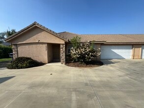 2301 N Vickie Ct, Unit 2301 Vickie Ct in Visalia, CA - Foto de edificio - Building Photo