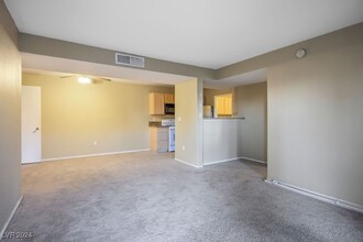 950 Seven Hills Dr, Unit 1514 in Henderson, NV - Building Photo - Building Photo