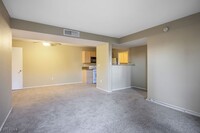 950 Seven Hills Dr in Henderson, NV - Building Photo - Building Photo