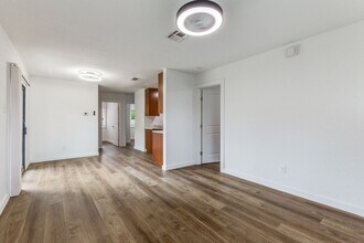 8838 Meadow Trace St in San Antonio, TX - Building Photo - Building Photo