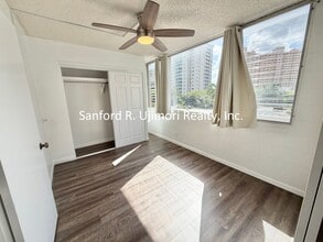 1121 Ala Napunani St in Honolulu, HI - Building Photo - Building Photo