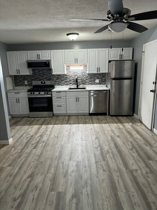 239 Glasgow St, Unit 2 in Fall River, MA - Building Photo