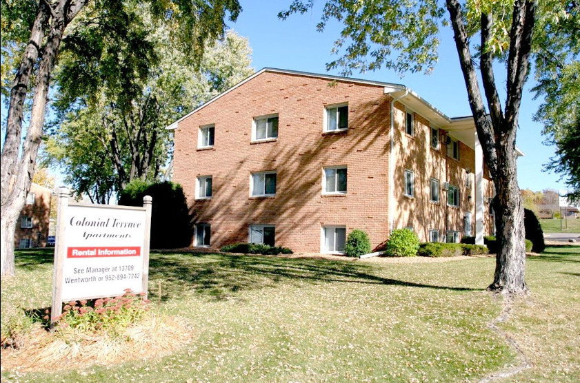 Colonial Terrace in Burnsville, MN - Building Photo