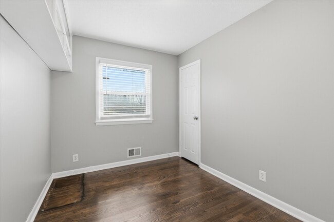 4916 Crescent Ave in Kansas City, MO - Foto de edificio - Building Photo