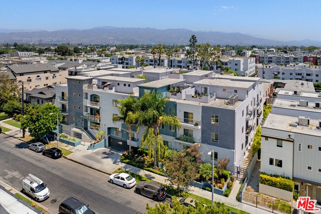 5232 Satsuma Ave in Los Angeles, CA - Building Photo - Building Photo
