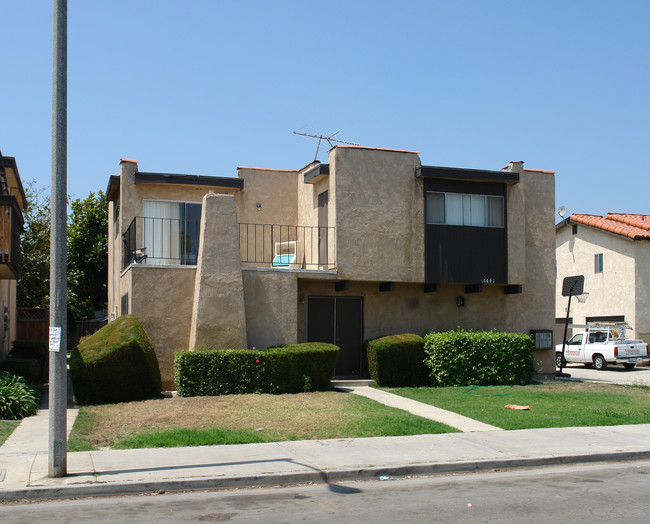 16441 Waterway Cir in Huntington Beach, CA - Foto de edificio - Building Photo