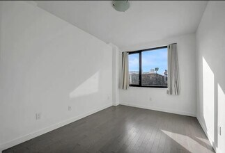 4312 214th Pl in Queens, NY - Building Photo - Building Photo