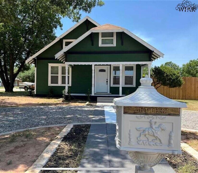 415 S Pecan St in Henrietta, TX - Building Photo