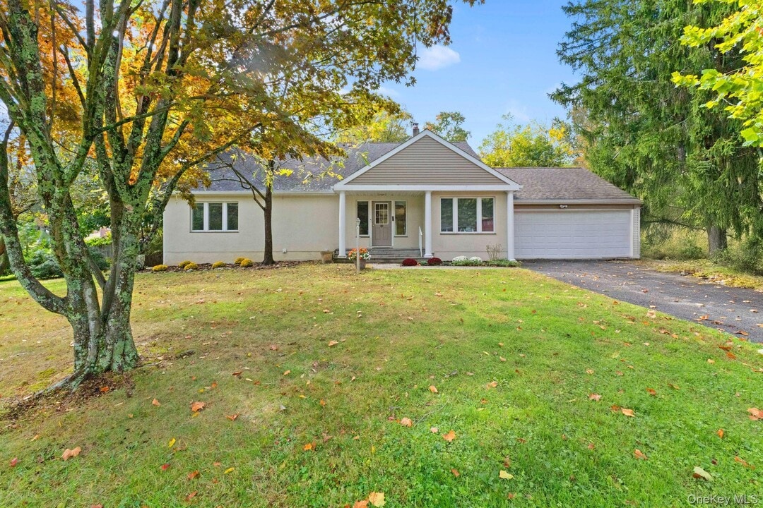 19 Rockledge Rd in Katonah, NY - Building Photo