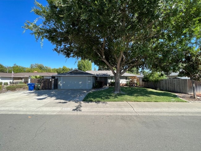 2855 La Colina Way in Carmichael, CA - Building Photo - Building Photo