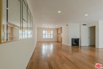 9634 Via Rimini in Burbank, CA - Building Photo - Building Photo