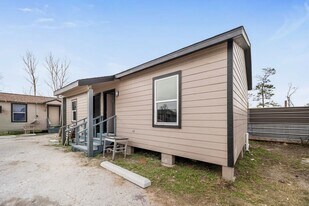 8915 Irvington Blvd in Houston, TX - Building Photo