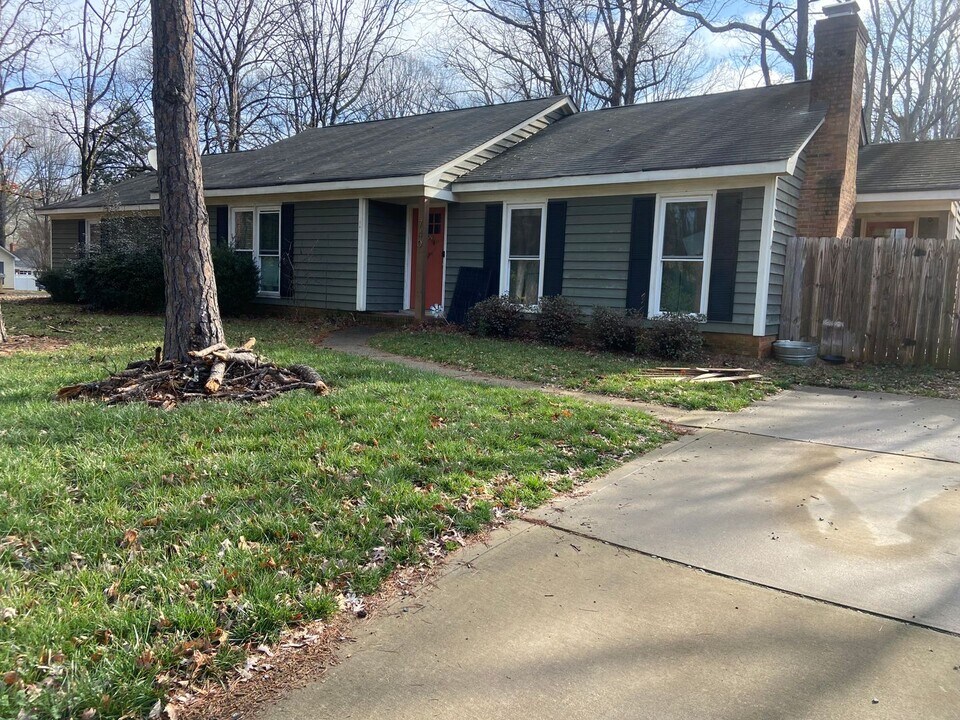 740 Rama Rd in Charlotte, NC - Building Photo
