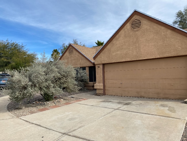 property at 7840 N Viewpointe Cir