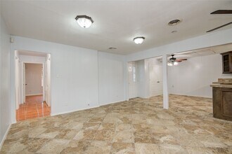 811 W 7th St in Freeport, TX - Building Photo - Building Photo