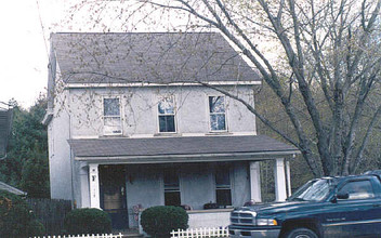 109-113 Gravel Pike in Green Lane, PA - Foto de edificio - Building Photo