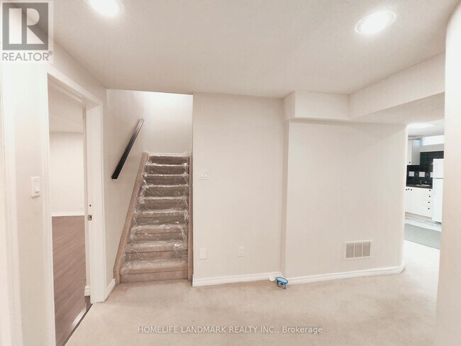 15 Mary Elizabeth Crescent in Markham, ON - Building Photo - Building Photo