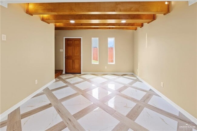 8 Karen Dr in Alton, TX - Foto de edificio - Building Photo